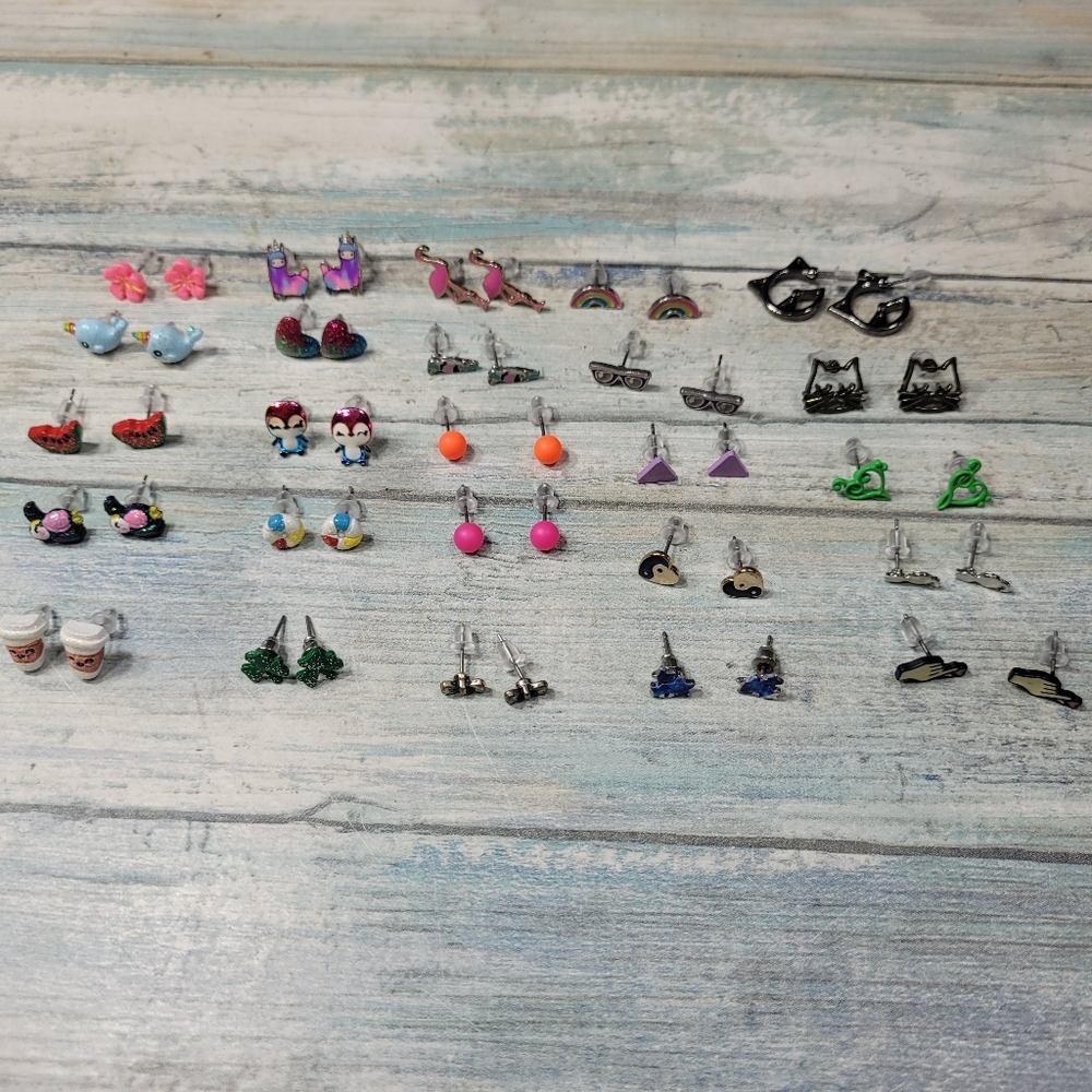 25 Pairs stud Earrings.